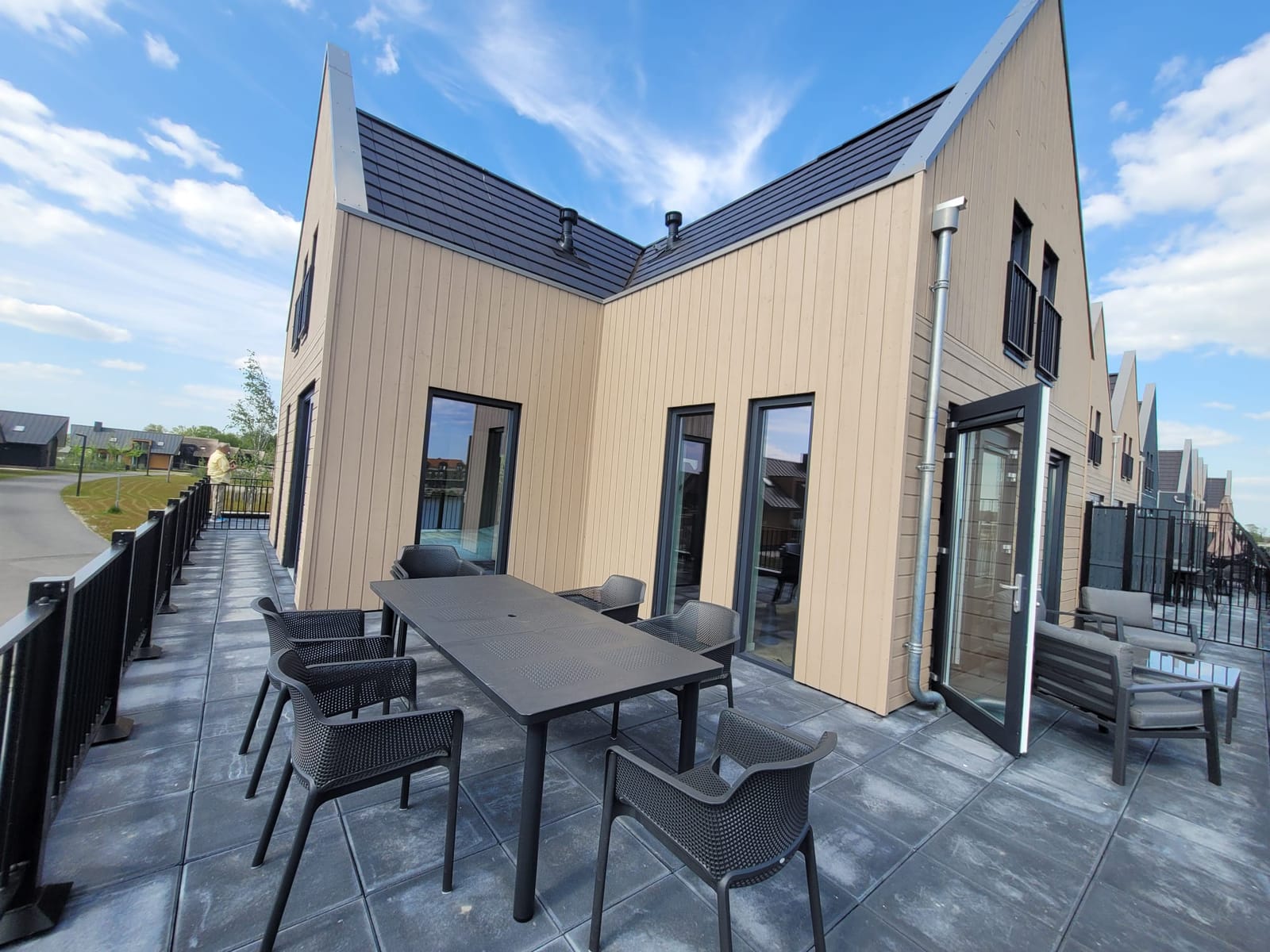 Außenansicht des Ferienhauses mit großer Terrasse