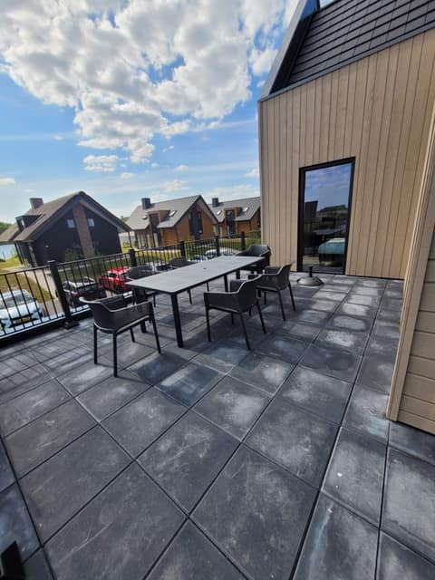 Terrasse mit Blick auf Nachbarhäuser und Wasser