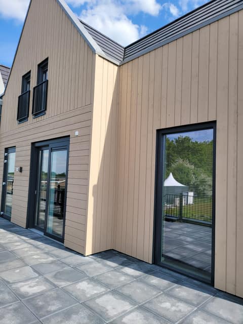 Holzfassade mit Zugang zur Terrasse