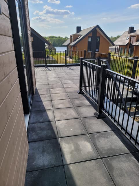 Umlaufender Balkon mit Blick zum Wasser
