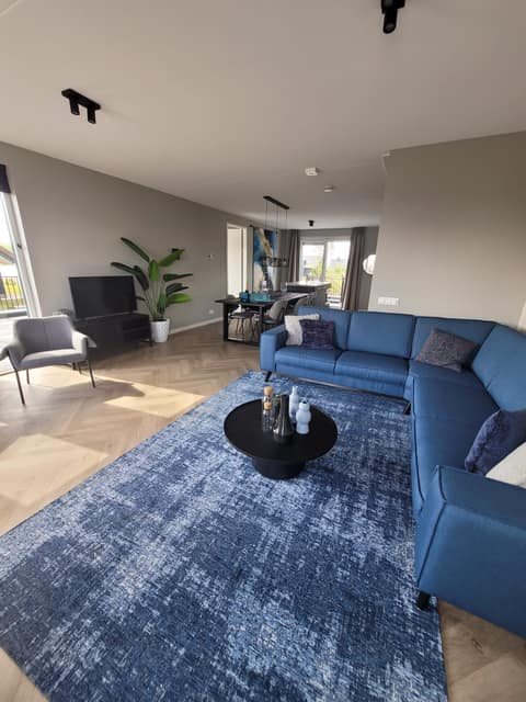 Wohnbereich mit Sofa, Sesseln und Fernseher
