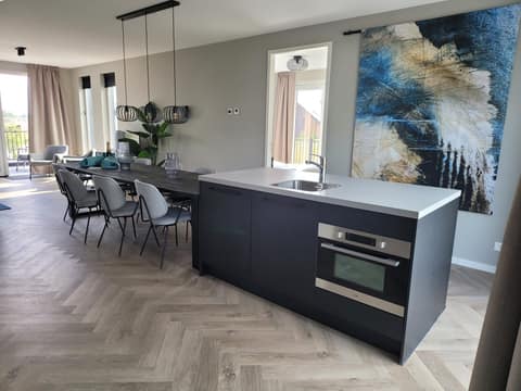 Moderne Küche mit Kochinsel und Einbaubackofen