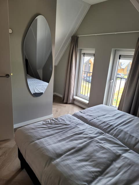 Schlafzimmer im Obergeschoss mit Spiegel