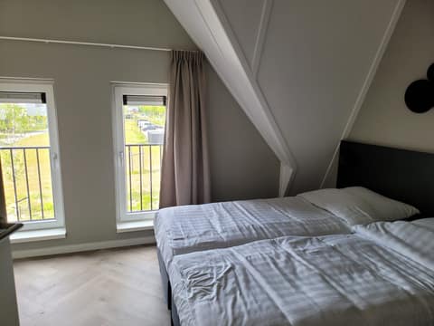 Schlafzimmer im Obergeschoss mit Dachschräge