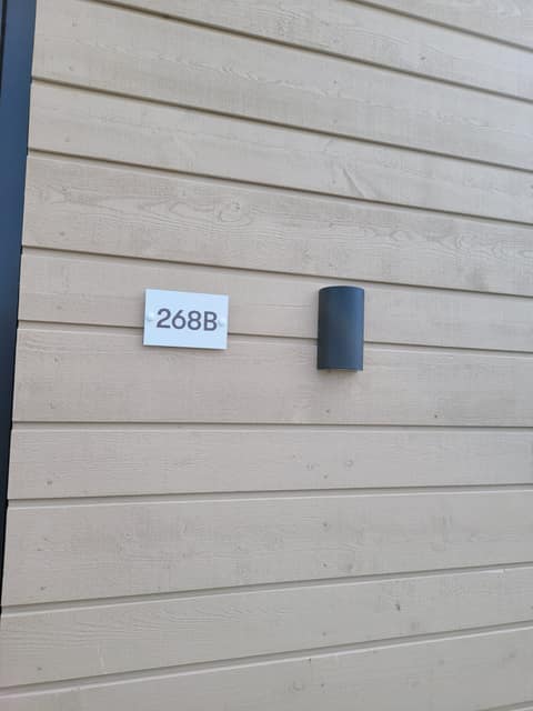 Hausnummer 268B an der Fassade